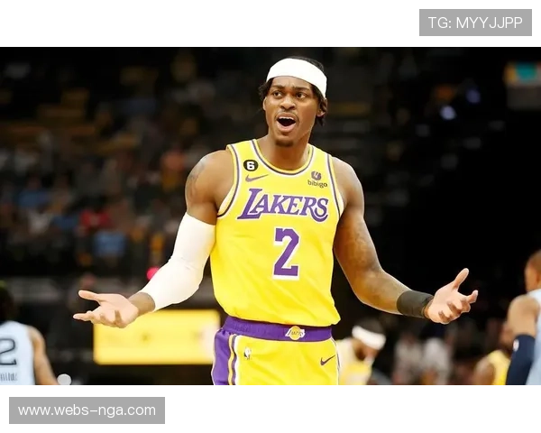 湖人官媒晒球员抵达穿搭照，风格各异